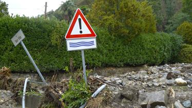 marco corso 3 _ Varese _ Rapporto Uomo-Natura  il cartello lo diceva Dopo un'alluvione a Luvinate, provincia di Varese, un carte